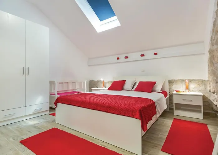 Awesome In With Jacuzzi Holiday home *