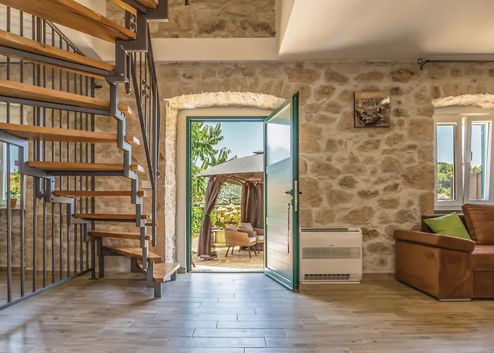 Holiday home Awesome In With Jacuzzi