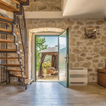 펜션 Amazing Home In Ploce With Wifi