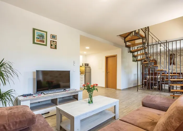 Holiday home Awesome In With Jacuzzi